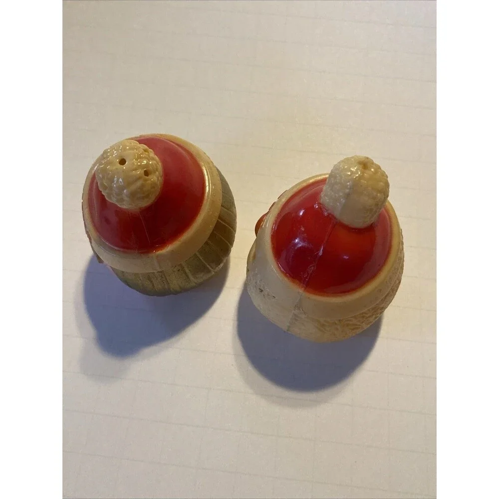 Vintage Plastic Christmas Mrs Claus & Santa Head Face Salt Pepper Shaker Set